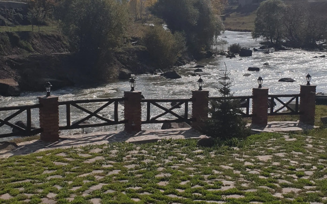 Отель Riverside Inn