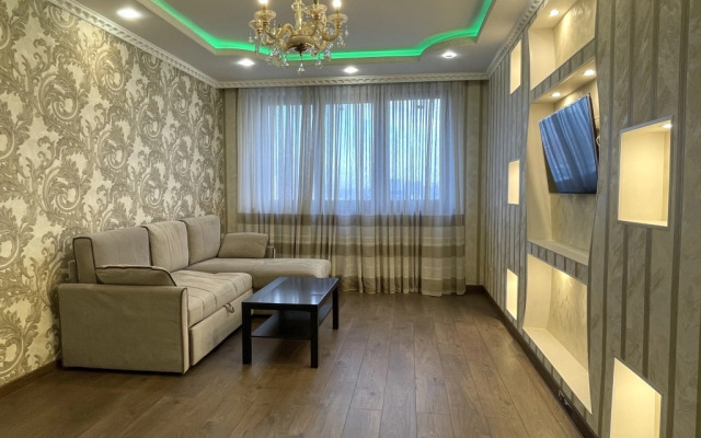 Prostornaya Yevro-Tryoshka U Metro (1) Apartment