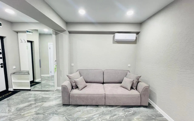 Yevrodvushka S Vidom Na Basseyn Apartments