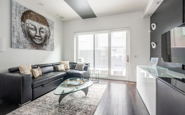 Exclusive Four-Bedroom Townhouse in Downtown Toronto Private House