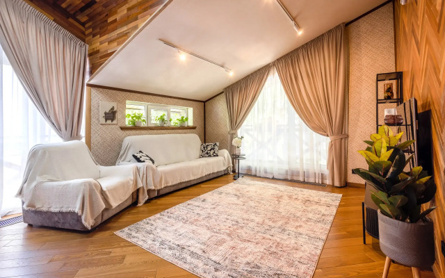 Частный дом у сквера в центре Поляны