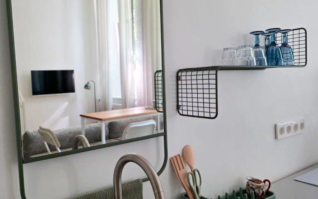 Novye S Vysokimi Oknami Na Peshekhodnoy Ulitse Apartments