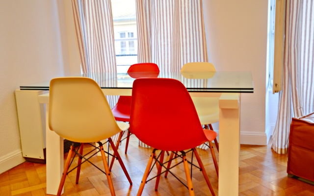 Quatre Chaises Apartments