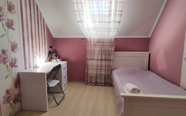 Dvukhurovnevaya U Morya Flat