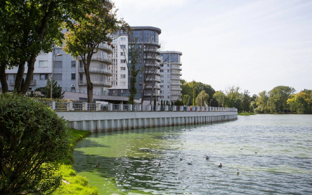 Dushevnaya, uyutnaya v parke na beregu ozera Flat