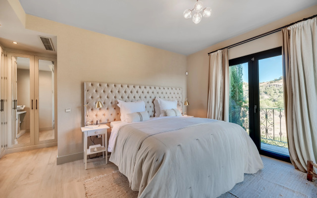 All About Villa La Boheme