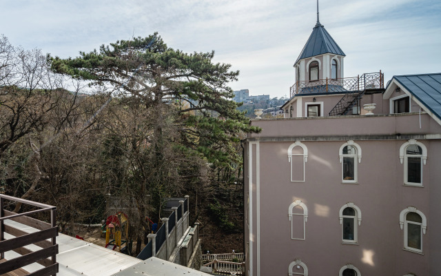 Dvukhetazhnaya S Terrasoy Otdykh U Ruchyya Flat
