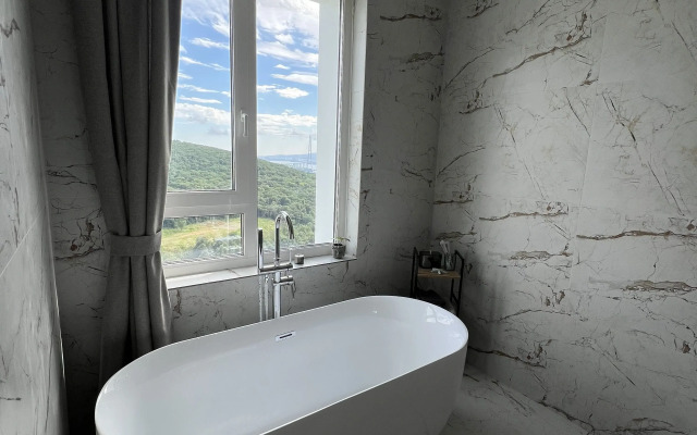 Квартира с видом на мост Русский