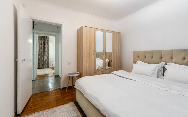 3-K v Tsentre Almaty Flat
