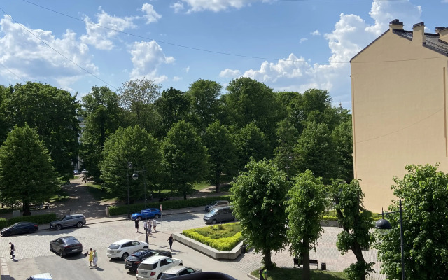 Bolshaya Studiya V Tsentre Flat
