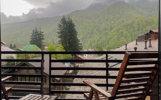 Студия с террасой с видом на горные вершины