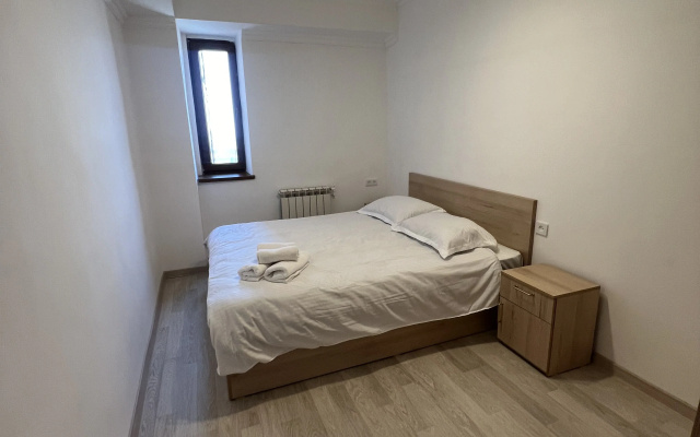 Квартира A two-bedroom apartment with a living room and a balcony in the city center.