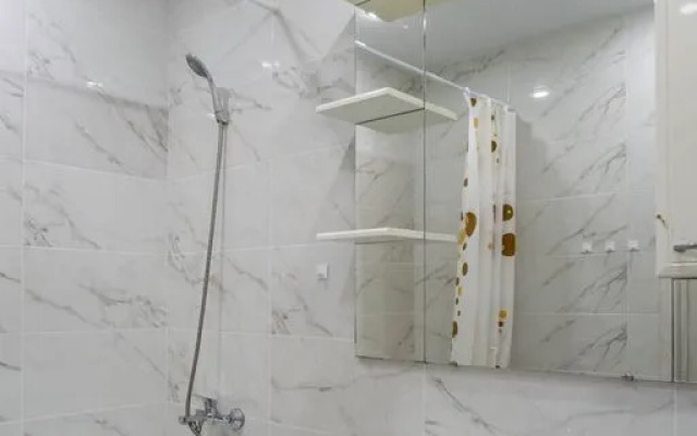 Na Pervomayskoy Ulitse 70 Flat