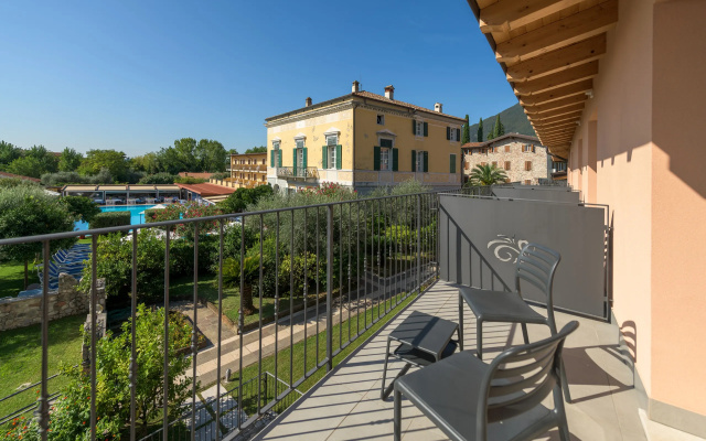 Отель Regina Del Garda Suite