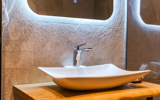 Marina Luxury Suites 101 Jacuzzi Apartments