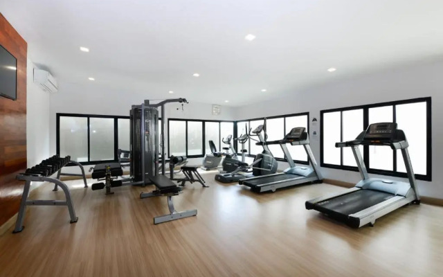 Отель Ramada by Wyndham Bangkok Ten Ekamai Residences