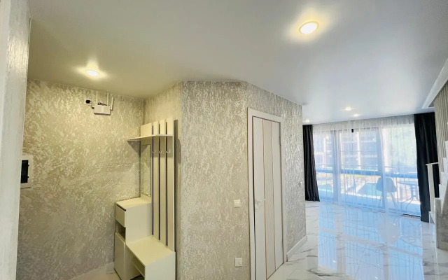 Tryokhkomnatnaya kvartira s vidom na basseyn Apartments