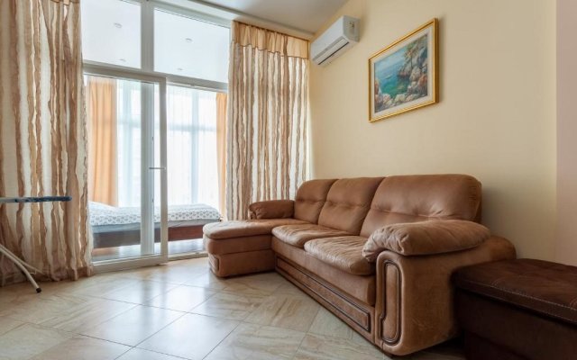 Na pervoy beregovoy linii s zakrytoy territoriyey so svoim ulichnym balkonom Flat