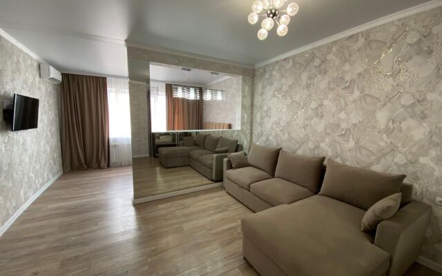 Na Ulitse Latysheva 3l Flat