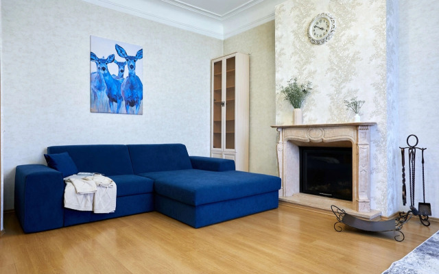 Квартира FlatStay Карповки 16| Большая видовая 4шка с камином