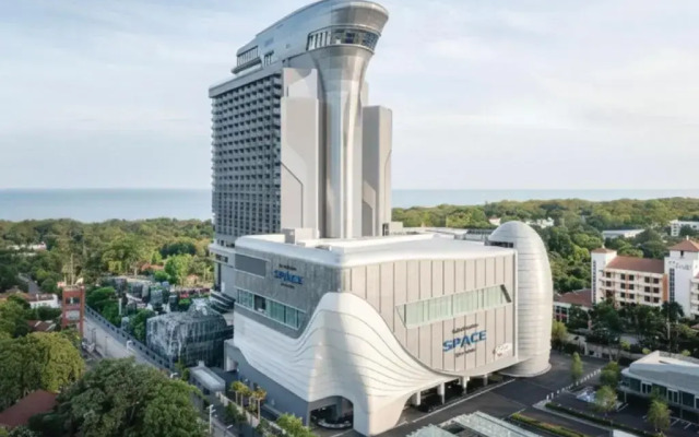 Отель Grande Centre Point Space Pattaya
