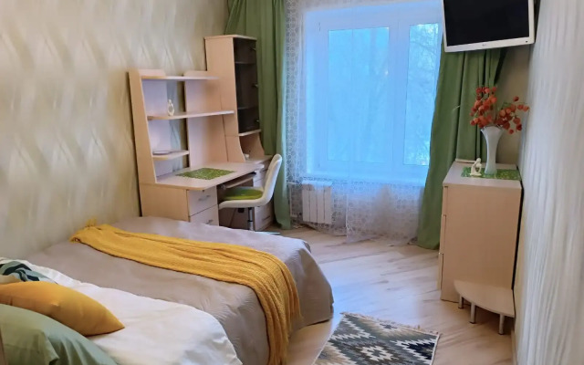 Uyutnaya Dvukhkomnatnaya Solnechnaya Savanna Flat