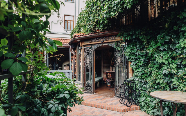 Отель Амбассадори