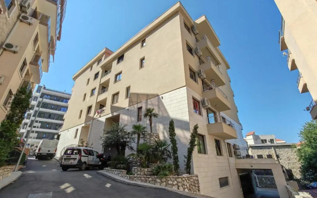 Contemporary Retreat in Bečići Apartments