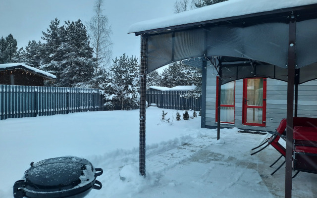 Частный дом у леса