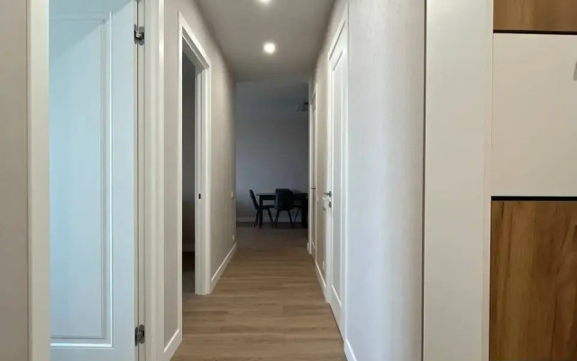 Trekhkomnatnaya na Shesterykh s Konditsionerom Flat