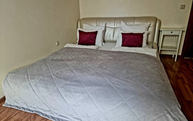 Tryohkomnatnyj Penthaus, YUzhnyj vokzal,Kolibri#27/13 Apartments