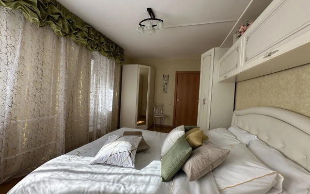 Ryadom s m. Parnas Flat