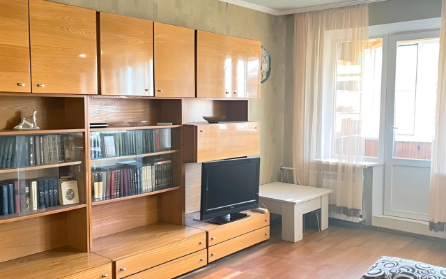Svetlaya Prostornaya Kvartira Ryadom S Metro Flat