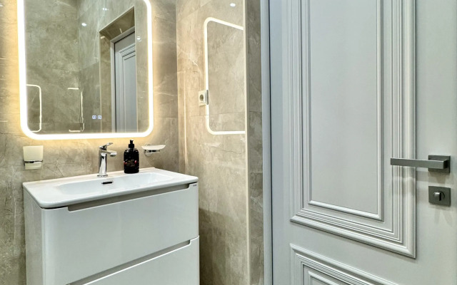 Flat Tsentralnoye Mesto Dvukhkomnatny Lyuks