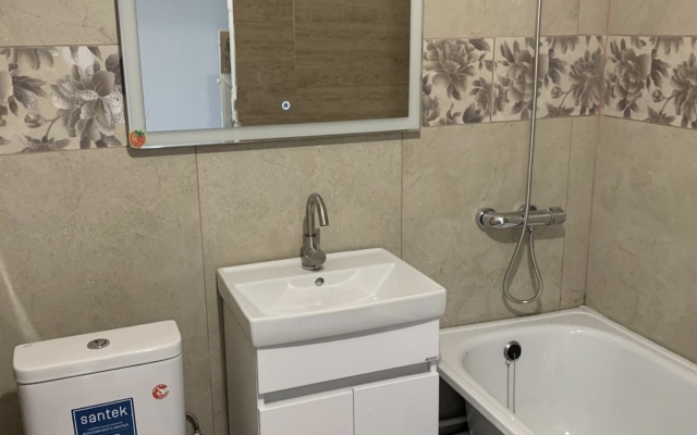 Tryokhkomnatnaya Ryadom S Tsentrom Flat
