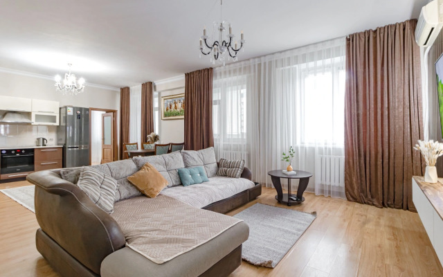 V Tsentre Goroda Ryadom S Bayterekom Apartments