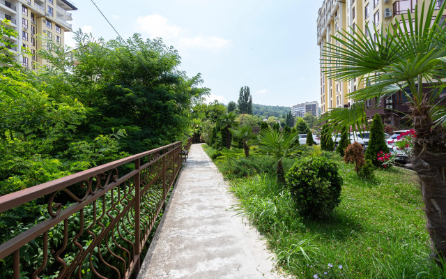 Dvukhurovnevaya U Reki S Vidom Na Goru Flat