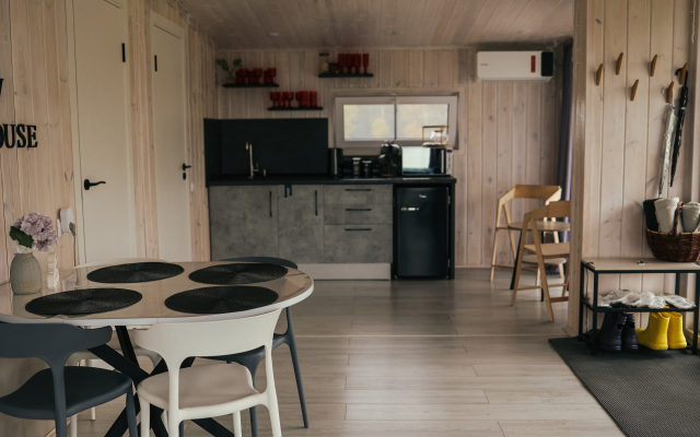 Частный дом  Belov House  с панорамным остеклением у леса