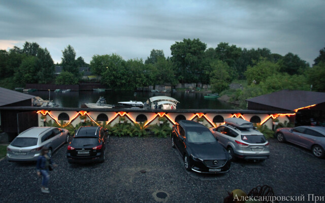 Отель Гостиничный рыболовно-охотничий комплекс Александровский Причал