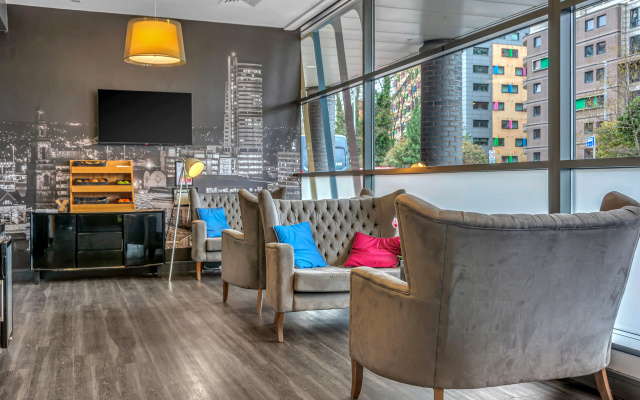 Апарт-отель Roomzzz Leeds City West