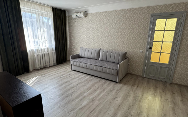 Uyutnaya Dvukhkomnatnaya Kvartira V Tsente Goroda Flat