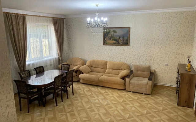 Dvukhetazhny S Basseynom Private House