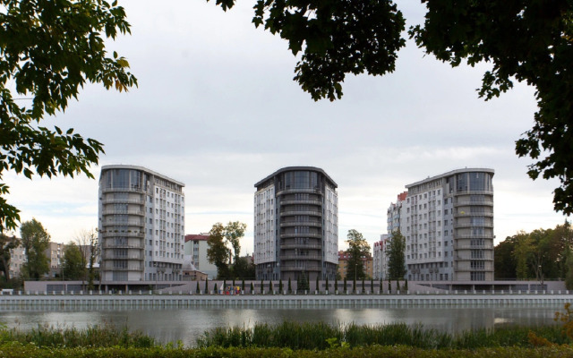 Dushevnaya, uyutnaya v parke na beregu ozera Flat