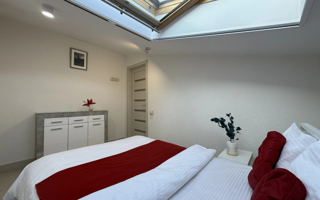 Апартаменты №8 "Полулюкс" на мансардном этаже