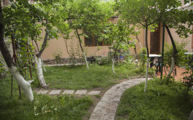 Hin Yerevantsi Hotel