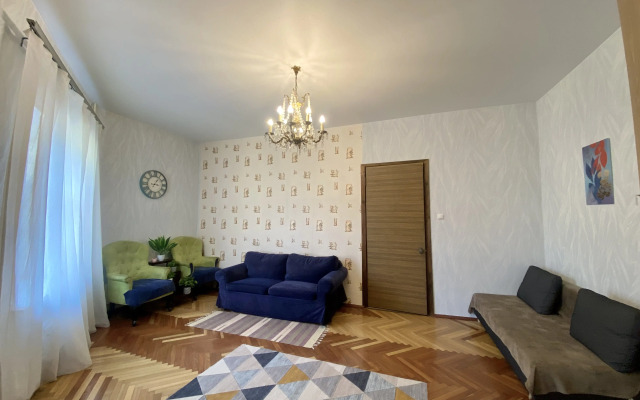 Уютная Семейная двухкомнатная квартира Невский 13 с балконом и парковкой