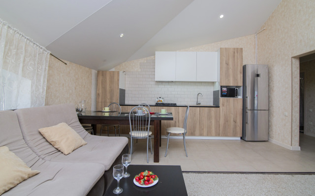 Апартаменты Трехкомнатная квартира на ул. Колхозной 112