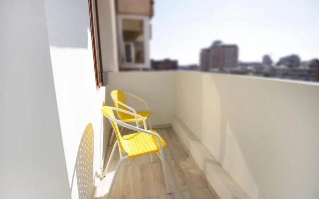 8 1v tsentre Erevana s Balkonom Apartment