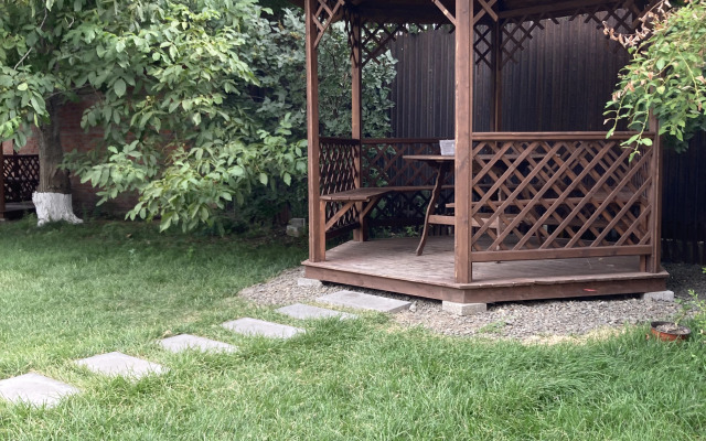 s proektorom v komplekse s sezonnym bassejnom Apartments