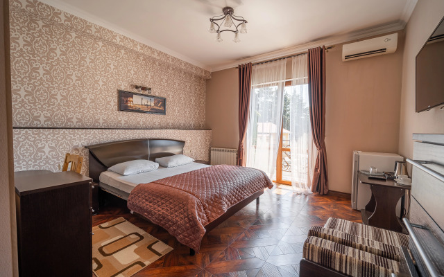 Arno Guest House